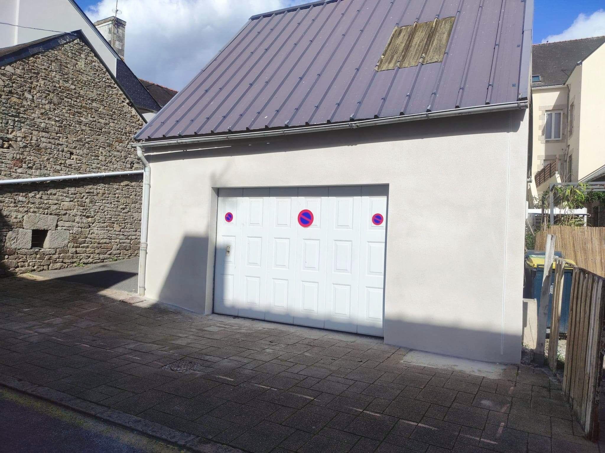 façade de garage enduit clair et porte de garage en pvc blanc coulissante