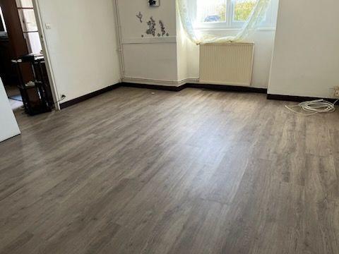 pose de lame pvc imitation parquet dans un séjour