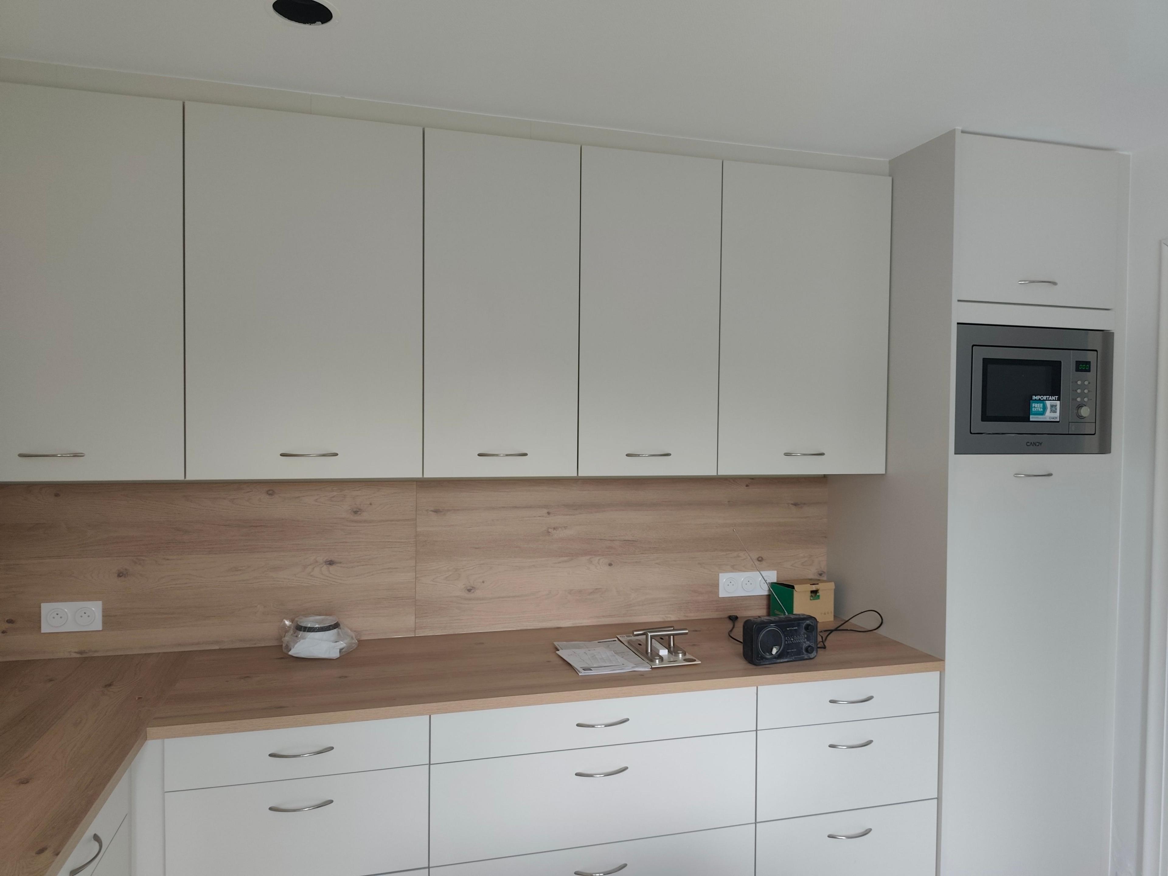 Rénovation cuisine sur mesure avec mise en peinture et carrelage