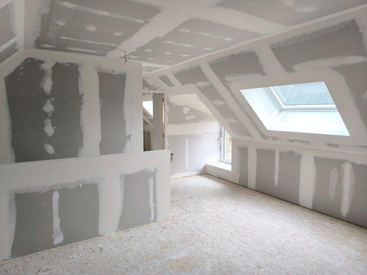 Création d'une chambre et d'un bureau dans les combles, avec remplacement des vélux, isolation et placo, renforts de charpente et rénovation de l'électricité