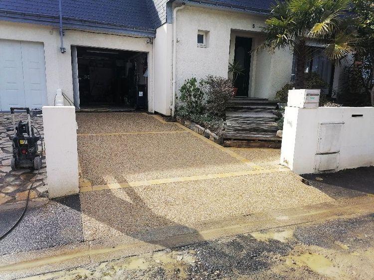 réalisation d'un béton désactivé de couleur jaune et pavé de pavé dans une allée de garage