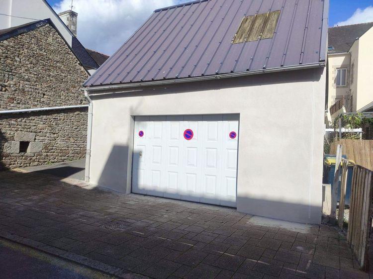 façade de garage enduit clair et porte de garage en pvc blanc coulissante