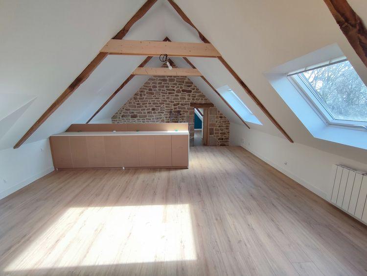 création d'un étage avec la charpente apparente, meuble bois sur mesure, mise en peinture des rampants sol en parquet chêne et velux fenêtre de toit avec volets roulants solaire 