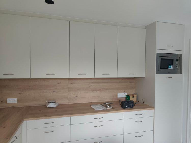 Rénovation cuisine sur mesure avec mise en peinture et carrelage