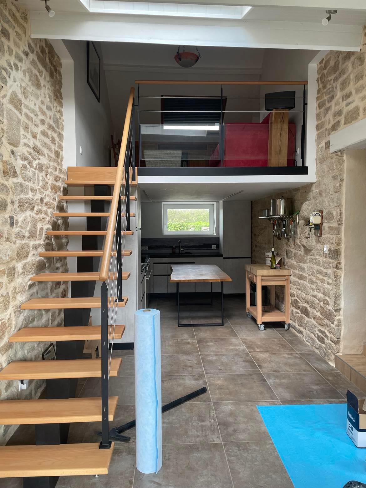 création d'une mezzanine dans la cuisine suite à la rénovation de celle-ci avec un escalier droit bois et métal