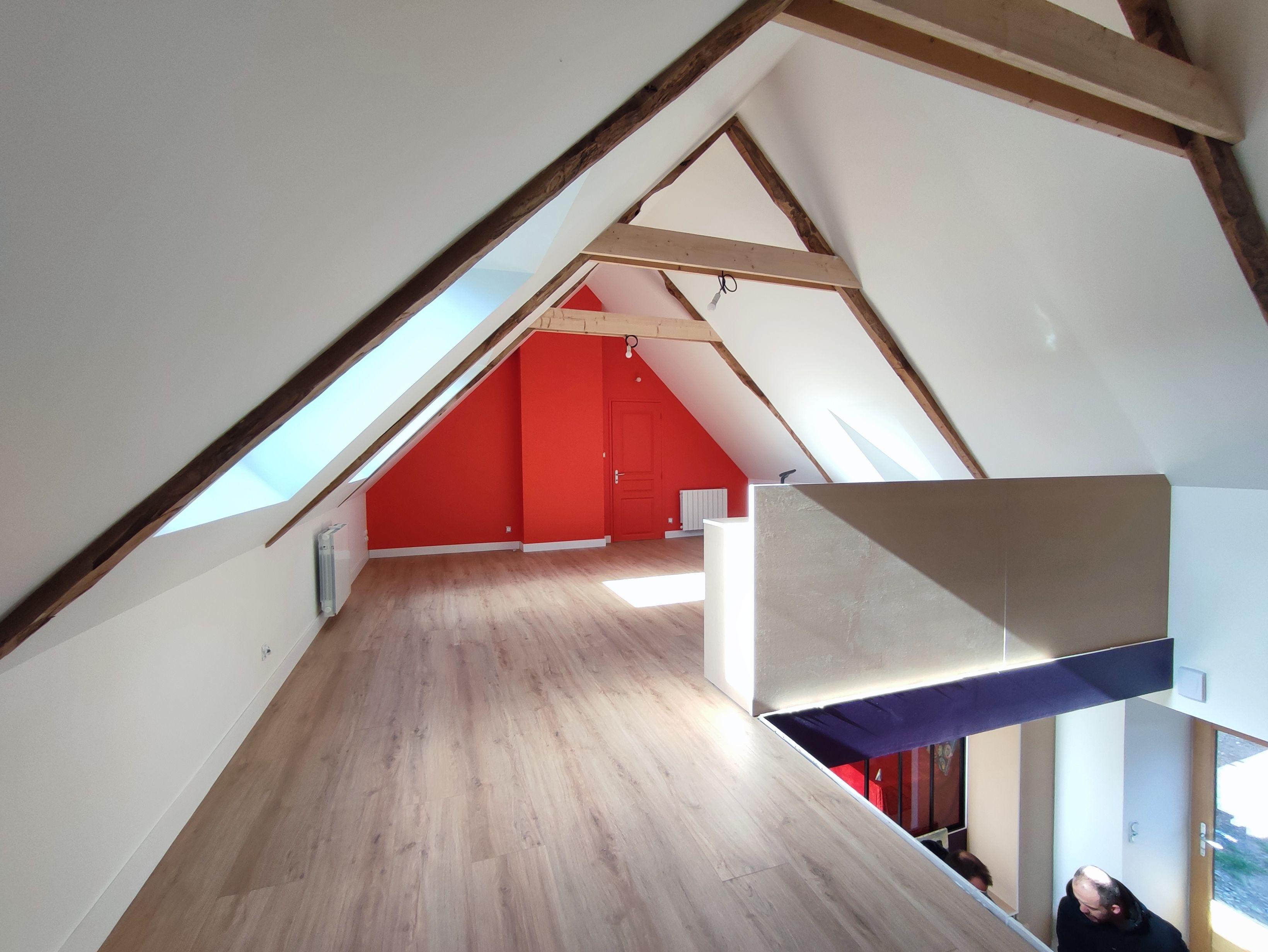 vu de la mezzanine avec le sol en chêne et les peintures blanche et le fond du mur en rouge