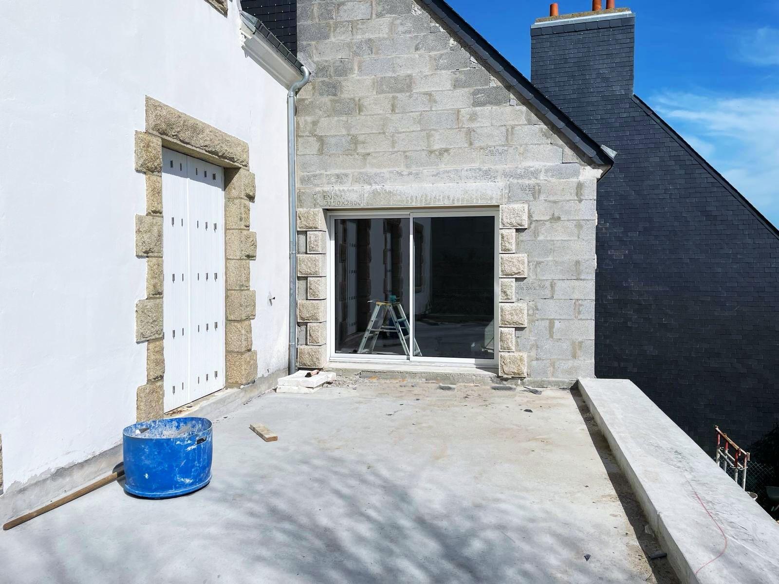 linteau pierre granit baie vitré alu toit terrasse agglo maçonnerie