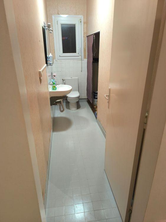 Wc en couloir avant transformation en salle d'eau